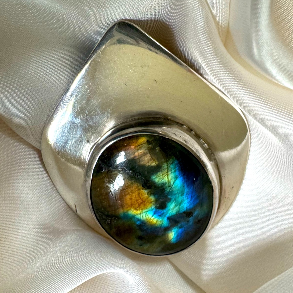 Unique silver pendant with labradorite